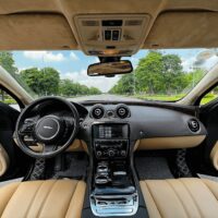 Bọc trần da lộn xe Jaguar XJL giúp nâng tầm nội thất ô tô trở nên sang trọng và cuốn hút hơn.