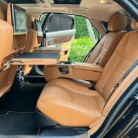 Chủ xe lưu ý vệ sinh kỹ về mặt da lộn để giữ vẹn nguyên vẻ đẹp nội thất ô tô đồng thời kéo dài tuổi thọ của lớp bọc trần hiệu quả.