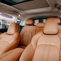 Bọc trần da lộn xe Maserati Levante giúp nâng tầm nội thất ô tô trở nên sang trọng và cuốn hút hơn.