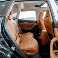 Chủ xe lưu ý vệ sinh kỹ về mặt da lộn để giữ vẹn nguyên vẻ đẹp nội thất ô tô đồng thời kéo dài tuổi thọ của lớp bọc trần hiệu quả.