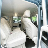 Chủ xe lưu ý vệ sinh kỹ về mặt da lộn để giữ vẹn nguyên vẻ đẹp nội thất ô tô đồng thời kéo dài tuổi thọ của lớp bọc trần hiệu quả.