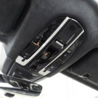 Chủ xe lưu ý vệ sinh kỹ về mặt da lộn để giữ vẹn nguyên vẻ đẹp nội thất ô tô đồng thời kéo dài tuổi thọ của lớp bọc trần hiệu quả.