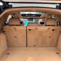 Chất liệu da lộn ô tô sở hữu đặc tính mềm mại - bền bỉ cùng theo thời gian.