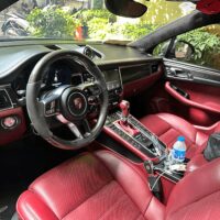 Chủ xe lưu ý vệ sinh kỹ về mặt da lộn để giữ vẹn nguyên vẻ đẹp nội thất ô tô đồng thời kéo dài tuổi thọ của lớp bọc trần hiệu quả.