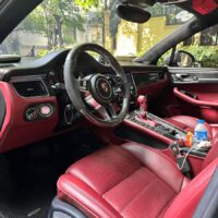Bọc trần da lộn xe Porsche Macan giúp nâng tầm nội thất ô tô trở nên sang trọng và cuốn hút hơn.