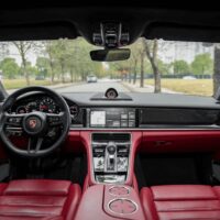 Bọc trần da lộn xe Porsche Panamera giúp nâng tầm nội thất ô tô trở nên sang trọng và cuốn hút hơn.