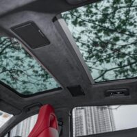 Chất liệu da lộn ô tô sở hữu đặc tính mềm mại - bền bỉ cùng theo thời gian.