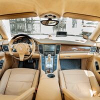 Chủ xe lưu ý vệ sinh kỹ về mặt da lộn để giữ vẹn nguyên vẻ đẹp nội thất ô tô đồng thời kéo dài tuổi thọ của lớp bọc trần hiệu quả.