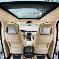 Bọc trần da lộn xe Range Rover HSE giúp nâng tầm nội thất ô tô trở nên sang trọng và cuốn hút hơn.