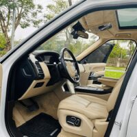 Chủ xe lưu ý vệ sinh kỹ về mặt da lộn để giữ vẹn nguyên vẻ đẹp nội thất ô tô đồng thời kéo dài tuổi thọ của lớp bọc trần hiệu quả.