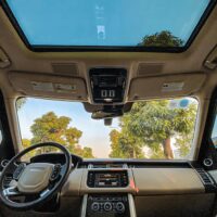 Bọc trần da lộn xe Range Rover SVAutobiography giúp nâng tầm nội thất ô tô trở nên sang trọng và cuốn hút hơn.