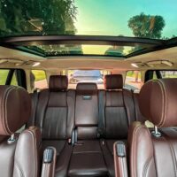 Chủ xe lưu ý vệ sinh kỹ về mặt da lộn để giữ vẹn nguyên vẻ đẹp nội thất ô tô đồng thời kéo dài tuổi thọ của lớp bọc trần hiệu quả.