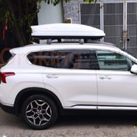 Cốp nóc xe Hyundai Santafe chứa đựng nhiều đồ đạc