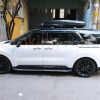 Cốp nóc xe Kia Carnival chứa đựng nhiều đồ đạc