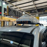 Cốp nóc xe Kia Sedona chứa đựng nhiều đồ đạc