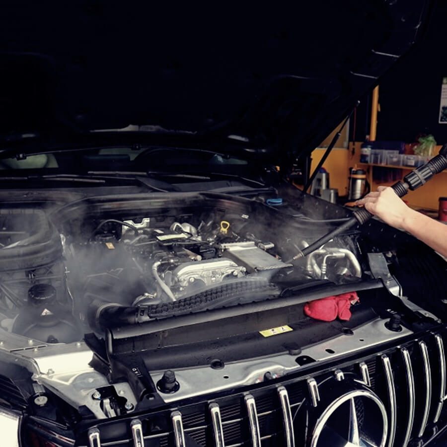 Rửa khoang máy ô tô