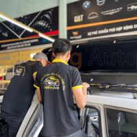 Cốp nóc xe Kia Sedona chứa đựng nhiều đồ đạc