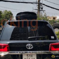 Cốp nóc xe Toyota Land Cruiser chứa đựng nhiều đồ đạc