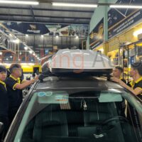Cốp nóc xe Mazda 2 chứa đựng nhiều đồ đạc