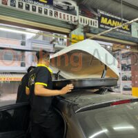 Cốp nóc xe Mazda 2 chứa đựng nhiều đồ đạc