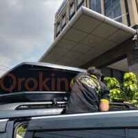 Cốp nóc xe Toyota Land Cruiser chứa đựng nhiều đồ đạc