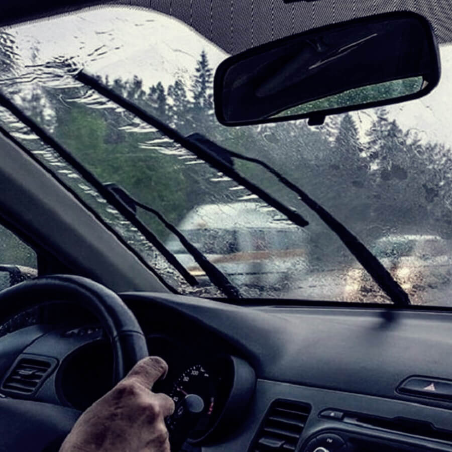 Xử lý kính mờ khi lái xe trời mưa