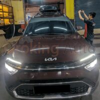 Cốp nóc xe Kia Carens 600l chứa đựng nhiều đồ đạc