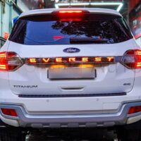 Đèn hậu Ford Everest 2023 mẫu chữ Everest nguyên cụm sở hữu thiết kế đẹp mắt - sang trọng cùng dãy màu nổi bật và sinh động.