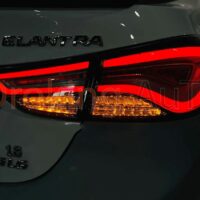 Đèn hậu Hyundai Elantra 2012 nguyên cụm sở hữu thiết kế đẹp mắt - sang trọng cùng dãy màu nổi bật và sinh động.