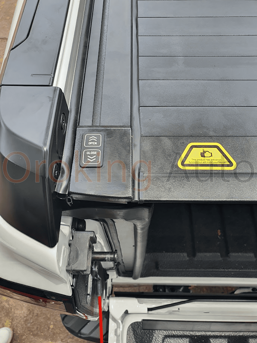 Mở, đóng nắp thùng cuộn điện Ford Ranger Stormtrak 2024 hiệu Option nhanh chóng