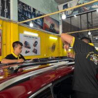 Cốp nóc xe Volkswagen Tiguan chứa đựng nhiều đồ đạc