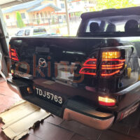 Đèn hậu Mazda BT50 mẫu Mercedes nguyên cụm sở hữu thiết kế đẹp mắt - sang trọng cùng dãy màu nổi bật và sinh động.