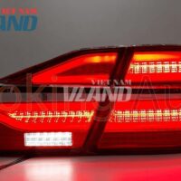 Đèn hậu Toyota Camry 2015 - 2018 mẫu Mercedes nguyên cụm sở hữu thiết kế đẹp mắt - sang trọng cùng dãy màu nổi bật và sinh động.