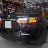 Đèn hậu Toyota Corolla 2012 - 2016 mẫu Lexus 3 sọc nguyên cụm sở hữu thiết kế đẹp mắt - sang trọng cùng dãy màu nổi bật và sinh động.