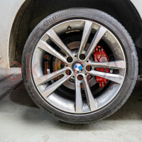 Lắp đặt ốp má phanh Brembo BMW 320i