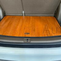 Sàn gỗ xe Volkswagen Viloran sở hữu thiết kế độc đáo cùng màu sắc ấn tượng dễ dàng phối hợp hài hào với nội thất ô tô.