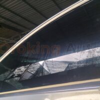Làm sạch kính xe
