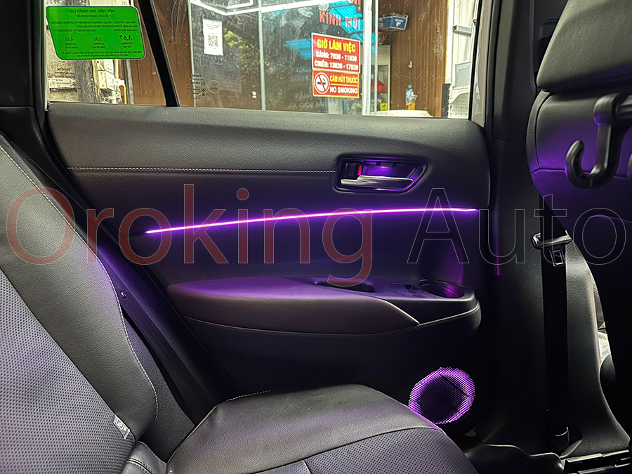 Led nội thất zin Toyota Cross vị trí cánh cửa