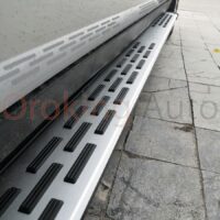 Bệ bước chân Toyota Innova mẫu LA chất lượng tại OrokingAuto