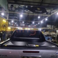 Mở, đóng nắp thùng cuộn cơ Toyota Hilux 2024 hiệu Toproll nhanh chóng