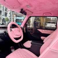 Chủ xe lưu ý vệ sinh kỹ về mặt da lộn để giữ vẹn nguyên vẻ đẹp nội thất ô tô đồng thời kéo dài tuổi thọ của lớp bọc trần hiệu quả.