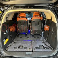 Sàn nhôm xe Kia Carnival 2024 sở hữu thiết kế độc đáo cùng màu sắc ấn tượng dễ dàng phối hợp hài hào với nội thất ô tô.