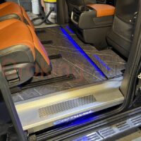 Sàn nhôm cho Kia Carnival 2024 giúp bề mặt sàn dễ dàng vệ sinh hơn, không lo bị trầy xước hay nhăn nhúm.