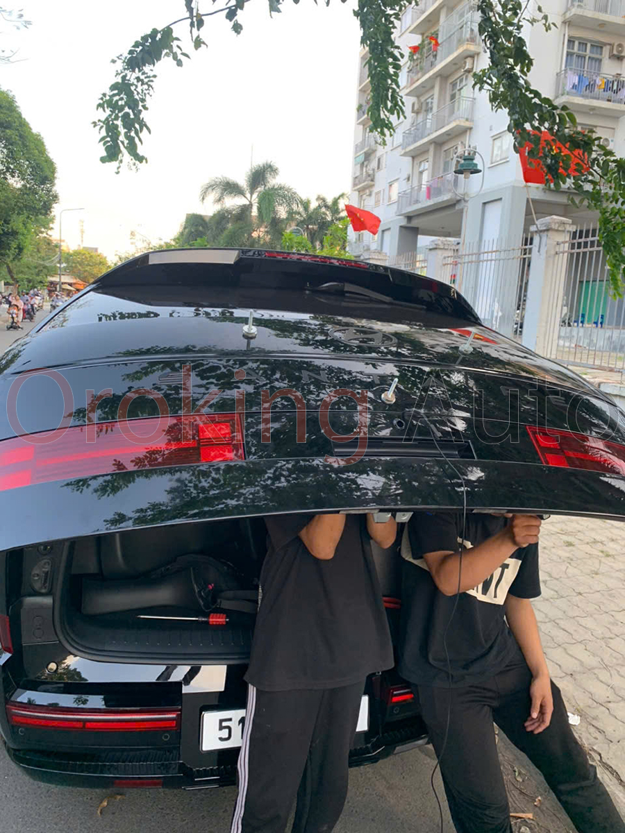 Hộp lốp dự phòng Hyundai Santafe 2024 màu đen