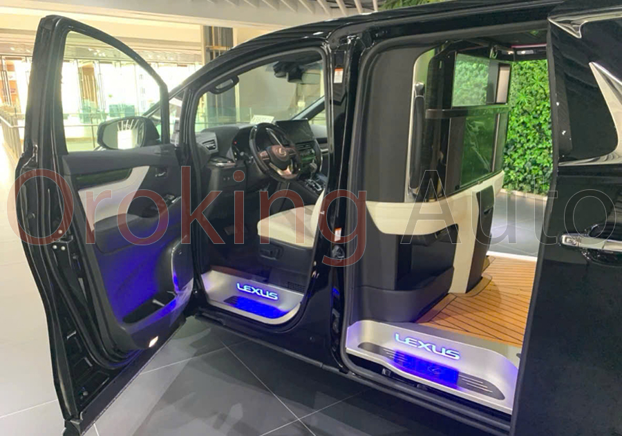 Độ sàn nhôm tự nhiên cho Lexus LM giúp mang đến kết cần sàn chắc chắn cùng thiết kế đẹp mắt - bền bỉ cùng thời gian.