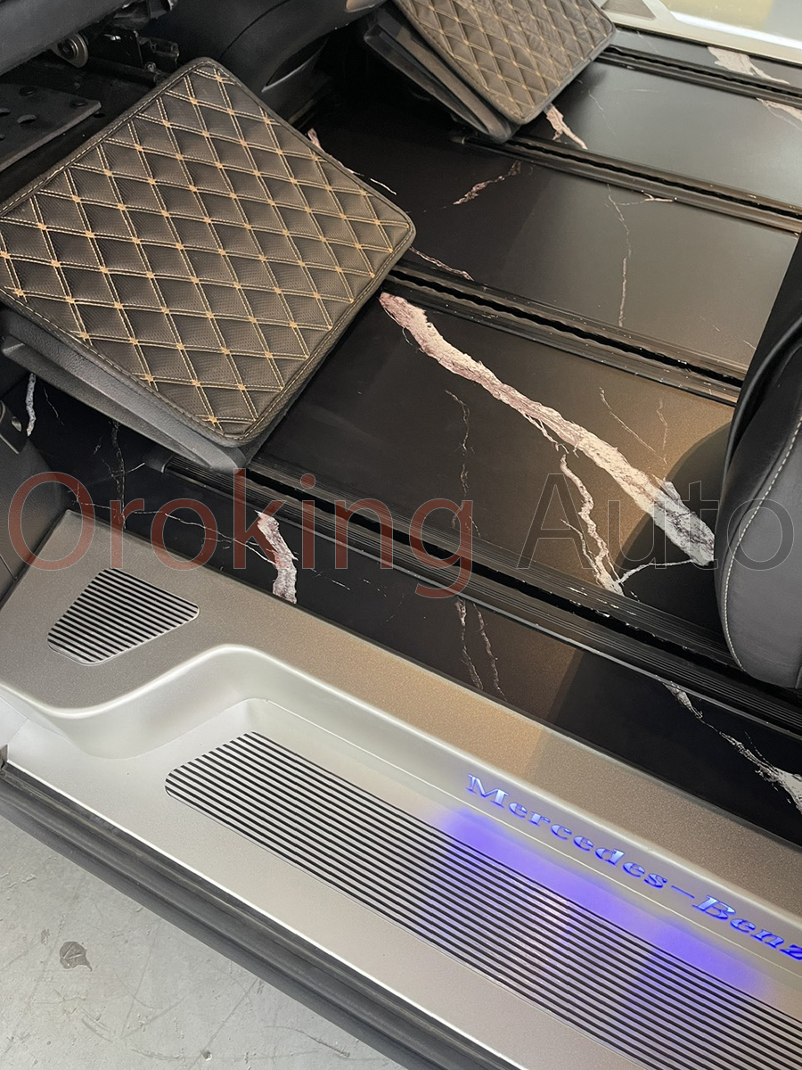 Sàn nhôm Mercedes Benz V-Class giúp tăng tính thẩm mỹ nội thất ô tô, mang đến không gian đẳng cấp và sang trọng hơn hẳn.
