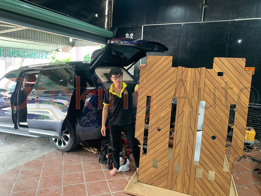 Công trình lót sàn nhôm Kia Carnival vân gỗ đẹp mắt - sang trọng tại OroKing Auto
