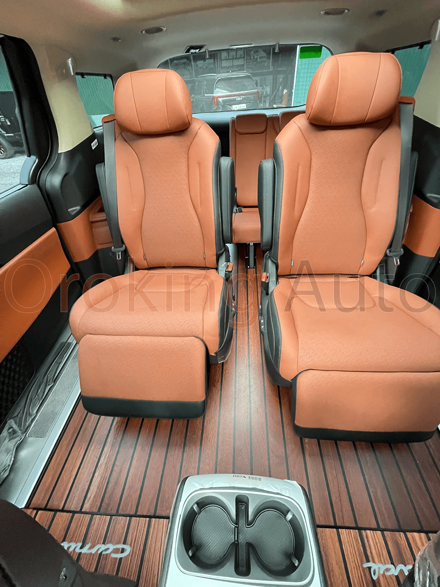 Công trình lót sàn nhôm Kia Carnival vân gỗ màu đậm đẹp mắt - sang trọng tại OroKing Auto