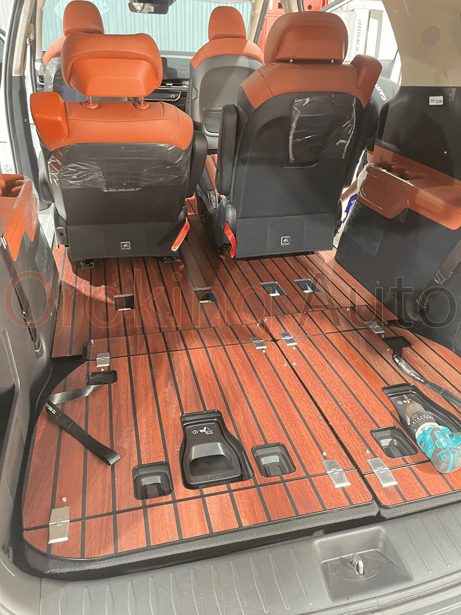 Sàn nhôm cho Kia Carnival giúp bề mặt sàn dễ dàng vệ sinh hơn, không lo bị trầy xước hay nhăn nhúm.