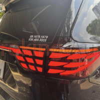Đèn hậu Toyota Innova Cross mẫu Alphard nguyên cụm sở hữu thiết kế đẹp mắt - sang trọng cùng dãy màu nổi bật và sinh động.
